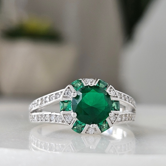 Round Emerald Green Gemstone Ring, 925 Sterling Silver Charmed Aroma - Picture 2 of 9